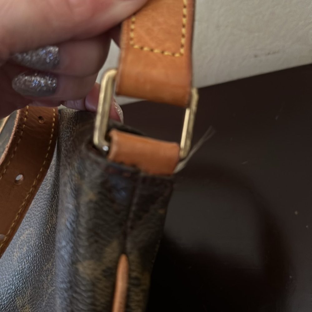 Louis Vuitton bag. Good condition. Comes with COA! - Picture 6 of 13